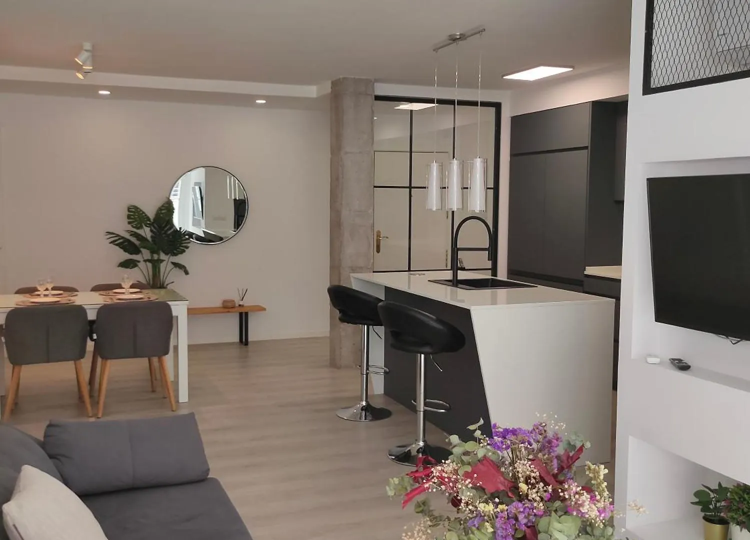 Casa Mallen, Con Amplia Terraza, En El Barrio De Nervion Seville