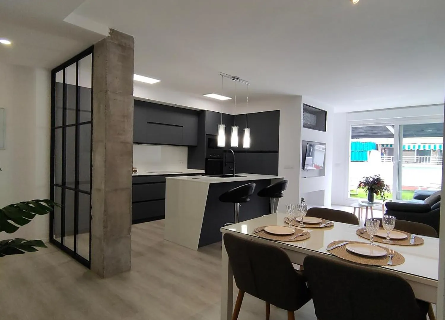 Casa Mallen, Con Amplia Terraza, En El Barrio De Nervion Seville